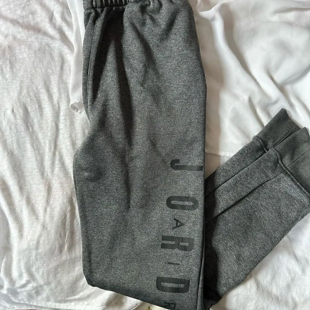 Jordan boys sports pants size L